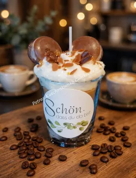 Gastgeschenk Kerze im Glas Cappuccino mit Sahne-Effekt – Handgemacht – in Geschenkbox