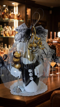 Sektflasche im Kellner-Design