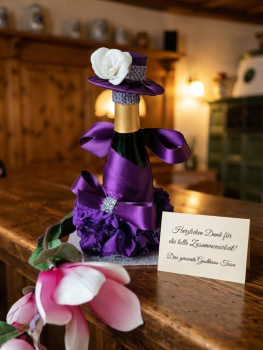 Flaschenkleid mit kl.Sektflasche zum Geburtstag