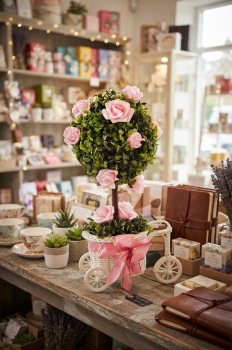 Künstlicher Blumenbaum im Deko-Fahrrad