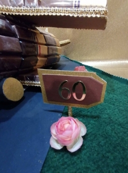 Preview: Flieger aus Pralinen Tafeln zum Geburstag