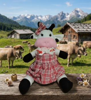 Pralinen Kuh 30 cm Handarbeit mit 26 Pralinen – runde Geschenkbox mit Plüschkuh im rot-weiß karierten Rock und Schleife auf Alm Hintergrund – originelles Geschenk Petras-Geschenkwelt 94118 Jandelsbrunn