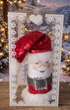 Handgemachte Schneemann-Schachtel mit roter Pailletten-Nikolausmütze und Mars-Riegel in transparenter Geschenkbox