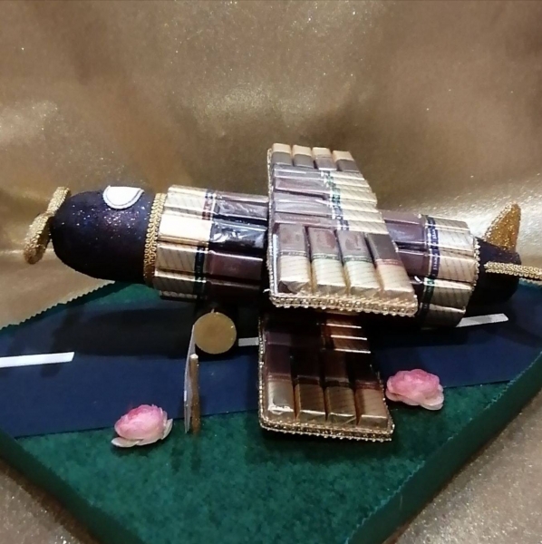 Flieger aus Pralinen Tafeln zum Geburstag