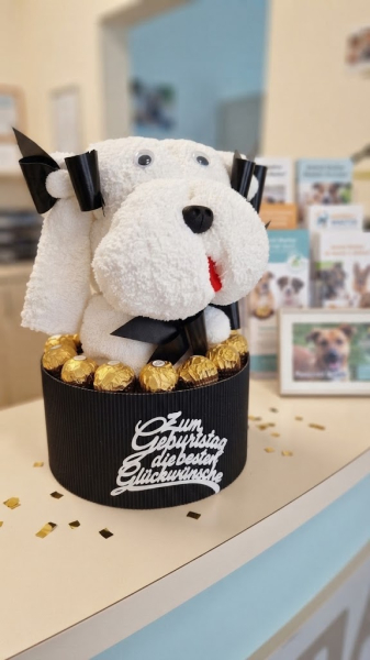 Elegante Handtuchtorte mit weißem Handtuch-Hund
