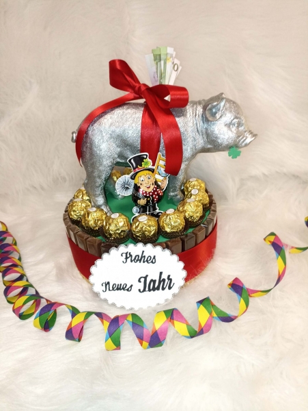 Glücksschwein Süßigkeitentorte zum Neujahr