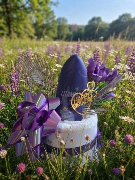 Wellness-Handtuchtorte „Happy Birthday“ in Lila/Weiß