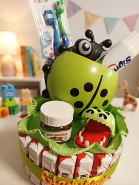 Schokoriegel-Torte „Glückskind“ mit Krokodil-Zahnspiel & Zahnpflege-Set