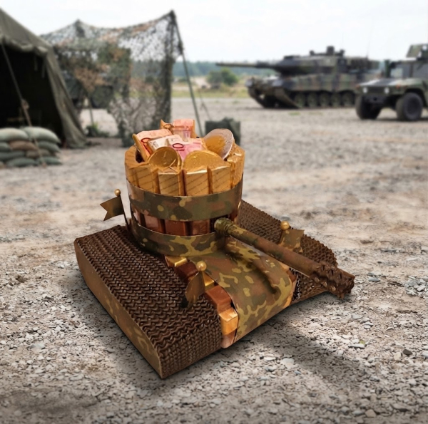 Handgefertigter Pralinen-Panzer mit Schoko-Geld